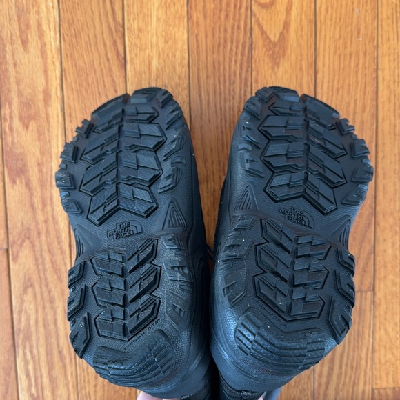 Boy’s North Face waterproof winter boots size 4 - Picture 9 of 11